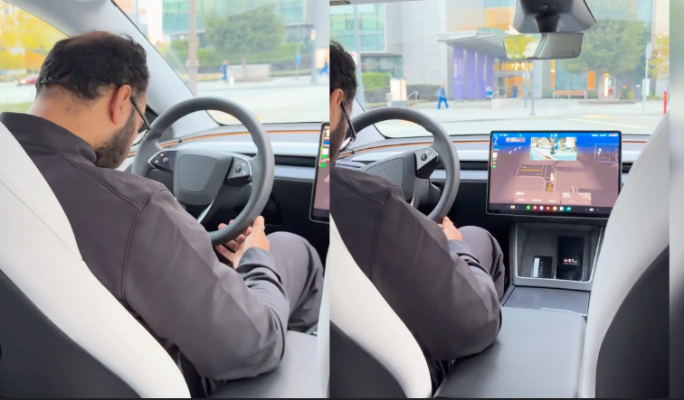 Egy kép ahol a Tesla safety vezető elalszik útközben: