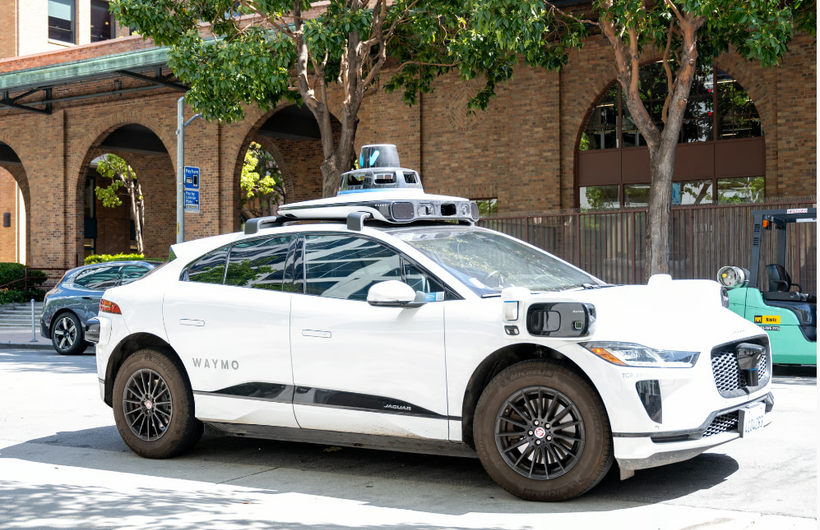 Waymo önvezető taxi Jaguar I-Pace alapon parkolva egy utcán