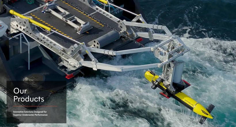 Sárga Kraken Robotics víz alatti drón kiengedése hajó fedélzetéről hullámzó tengeren