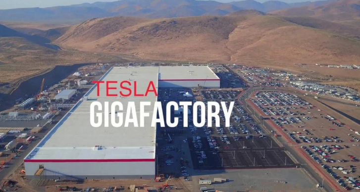 Tesla Gigafactory gyárkomplexum légi felvétele sivatagos tájban