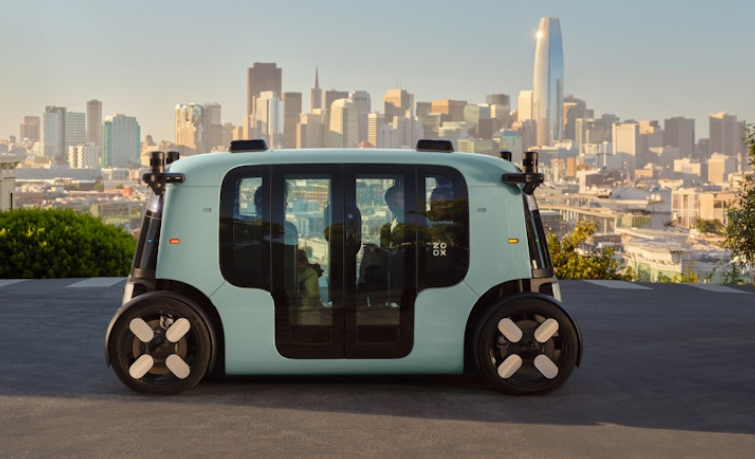 Zoox önvezető robotaxi San Francisco látképe előtt